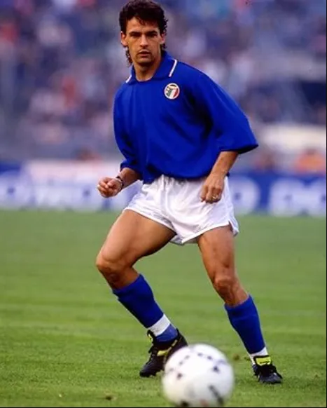 Roberto Baggio với mái tóc đuôi ngựa đặc trưng và kỹ thuật siêu việt