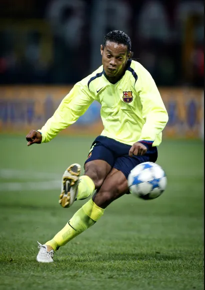Ronaldinho không ngừng làm dậy sóng sân cỏ